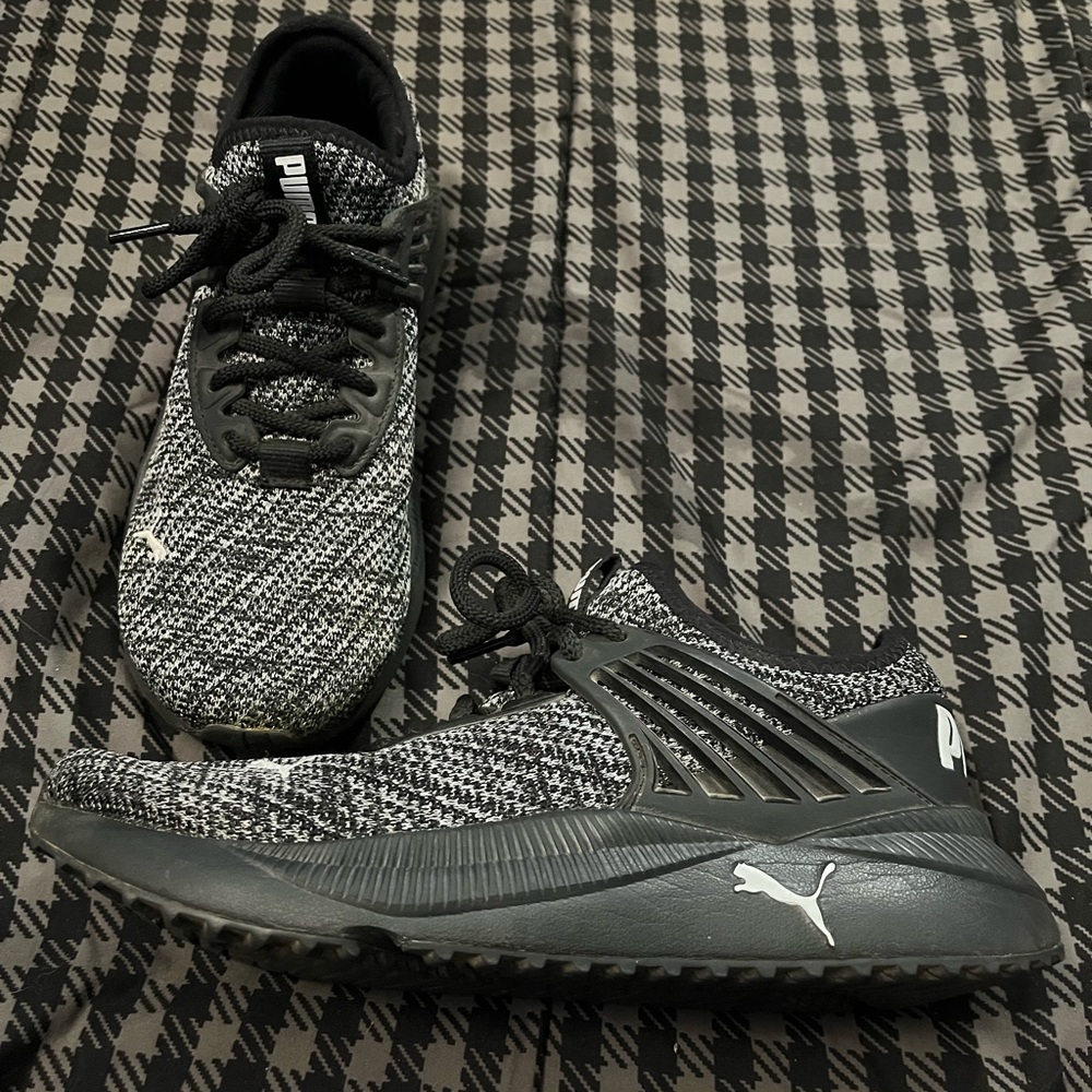Black puma athletic shoes size 7.5